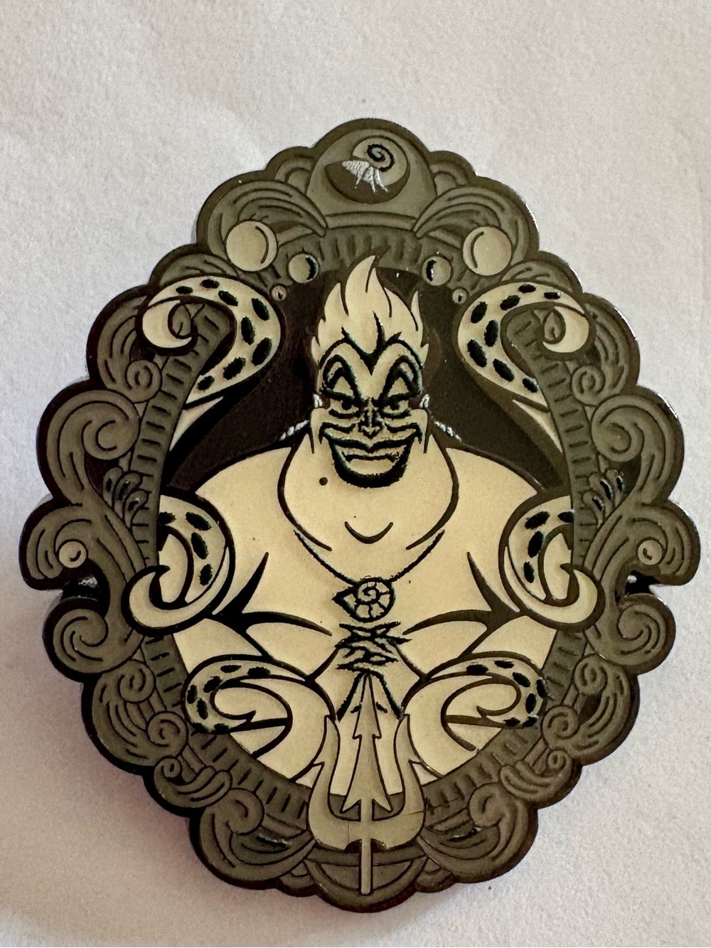 Loungefly Disney Villain Cameo Blind Box Enamel Pin Ursula Glow In The Dark